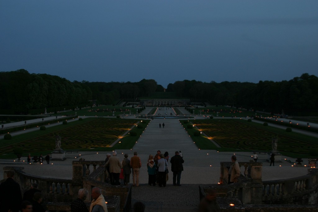Jardins de Vaux le Vicomte éclairés aux chandelles vers le canal